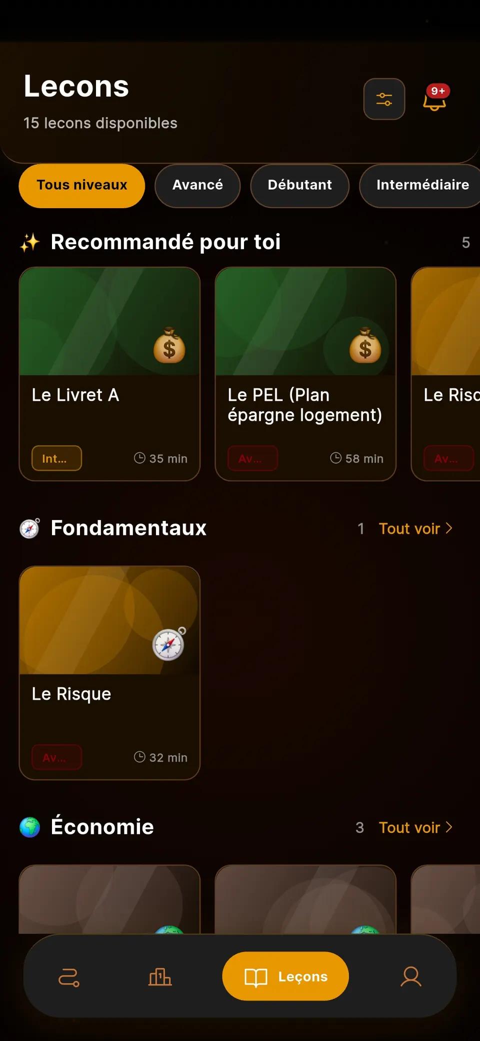 Écran Leçons : 15 leçons disponibles, filtres Tous niveaux, Avancé, Débutant, Intermédiaire, rangée « Recommandé pour toi » avec Le Livret A et Le PEL, puis la rubrique Fondamentaux et la leçon Le Risque.